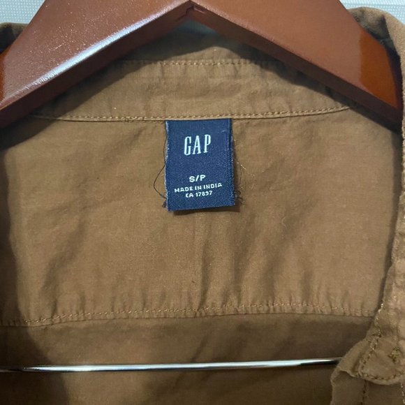 Brown Gap Button down shirt, very flattering fit because of the pleating !! 🤎 - Picture 2 of 2